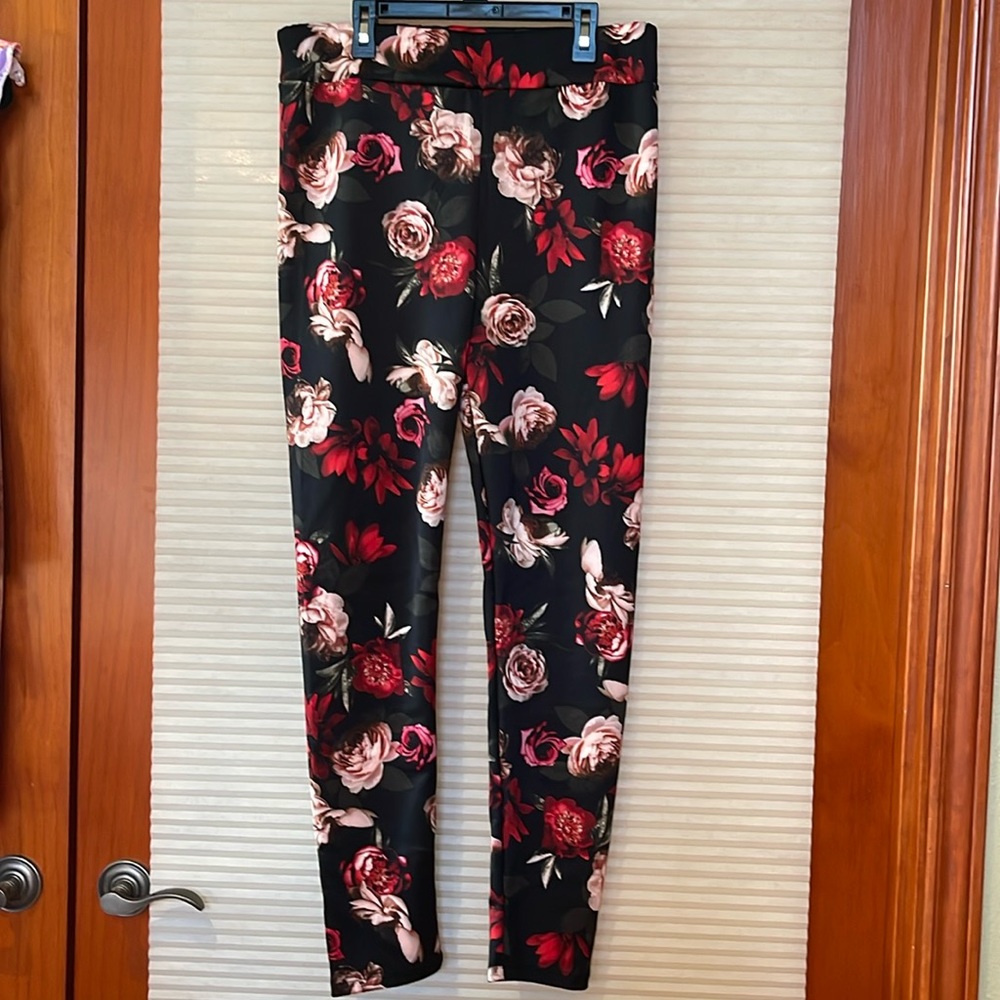 NWOT Rose print black size medium, never worn